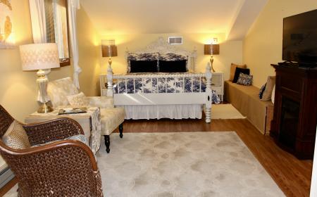 Queen Bed with Day Bed